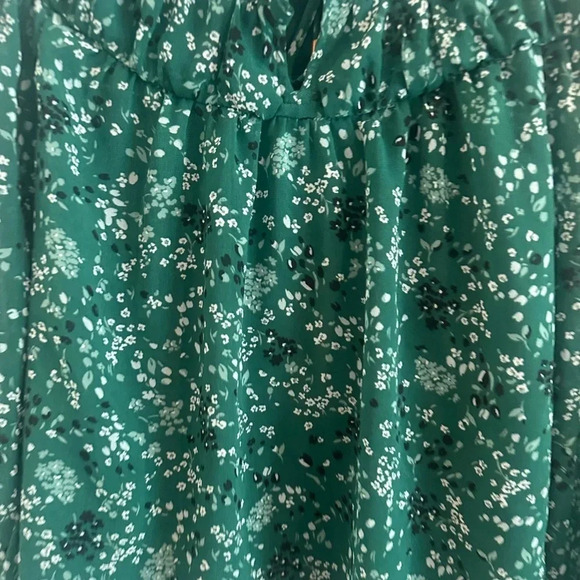 Ann Taylor Green and White Puff Sleeve Blouse - Picture 3 of 6